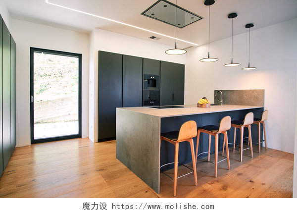 现代简约设计装修的厨房样板间现代厨房，台面，椅子和黑色橱柜